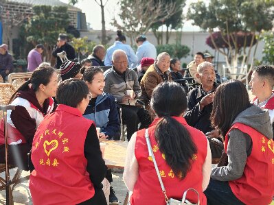 施甸县妇联到由旺镇敬老院开展学雷锋 志愿服务活动