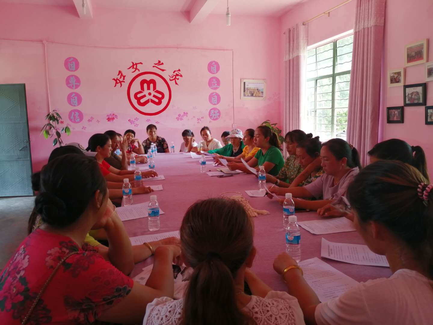 妇女儿童之家座谈会.jpg