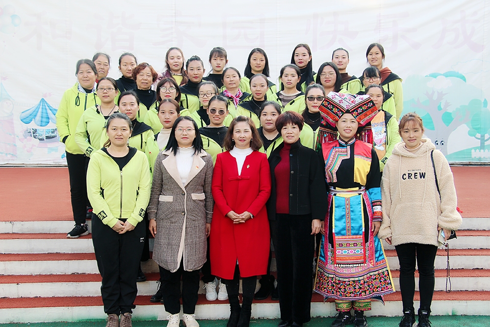县妇联与凯龙城幼儿园妇联合影.jpg