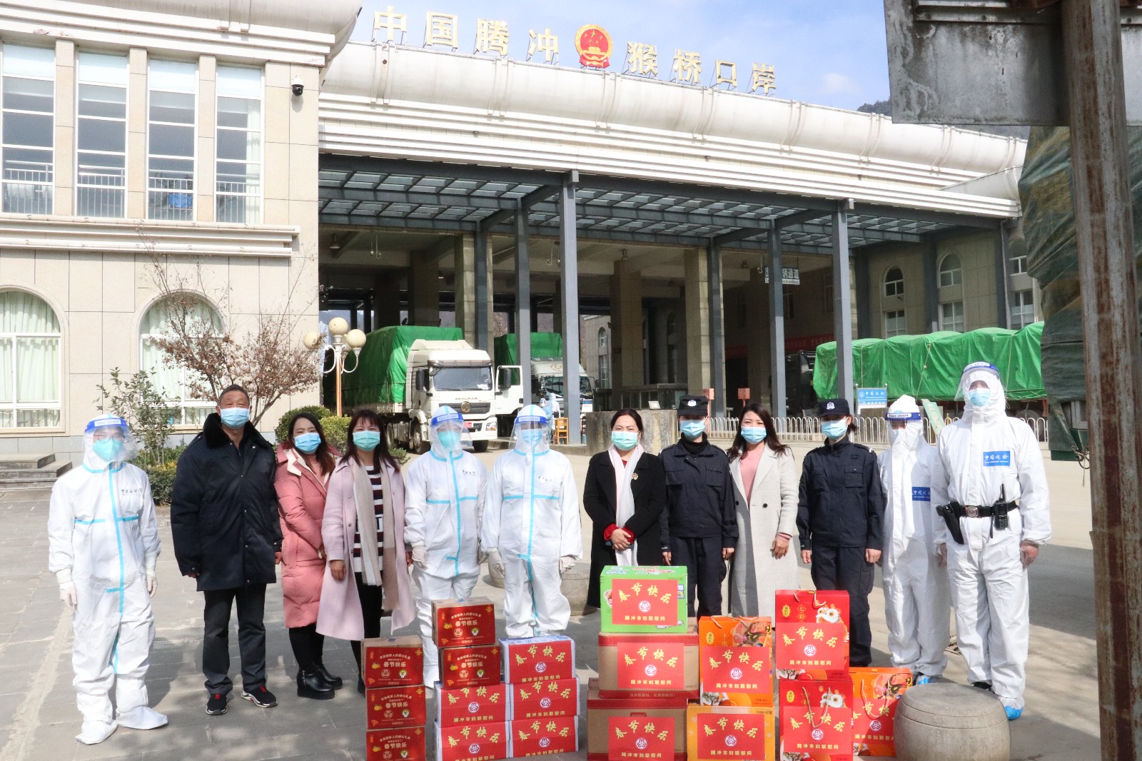 猴桥边检海关口岸慰问大合照.JPG