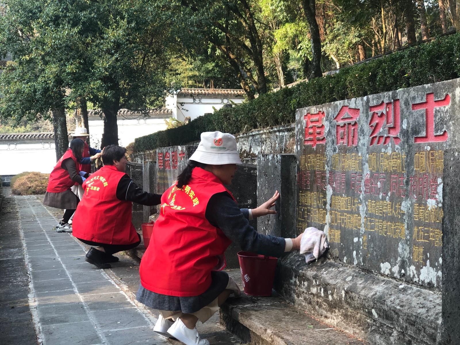 退役军人事务局组织局系统及极边老兵志愿者女同胞祭扫腾冲市革命烈士陵园.jpg