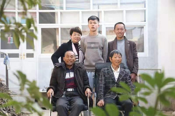 图1：即使突遇人生变故，但这一家一直笑对生活，用自己的力量抵抗命运，用乐观的精神书写生活_副本.jpg
