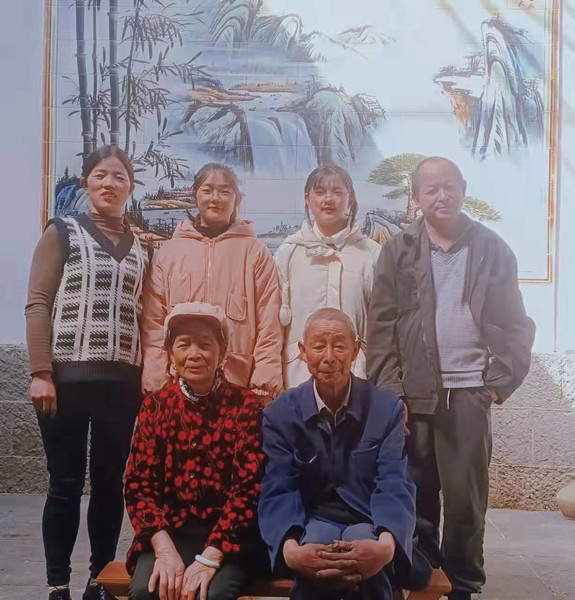 图1：杨美存家庭部分家庭成员照片_副本.jpg