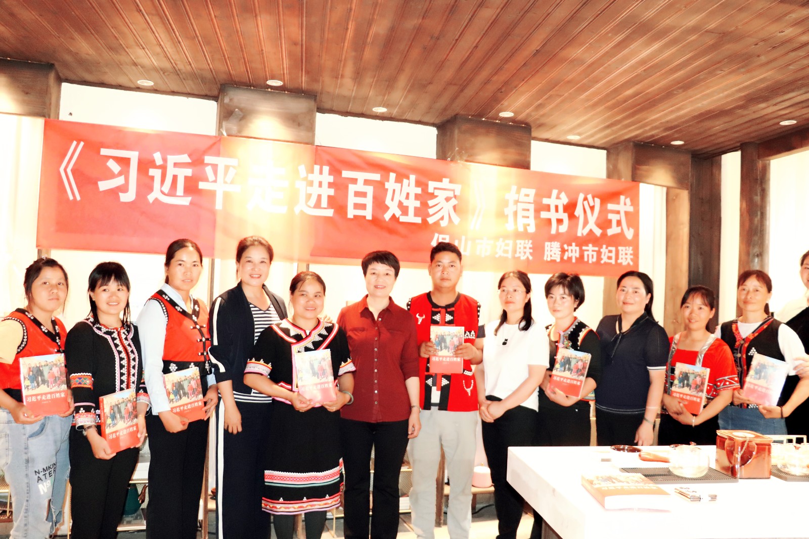 清水司莫拉赠送《习近平走进百姓家》一书 (2).JPG